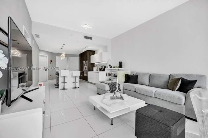 2 bedroom Condominium at 851 NE 1st Ave 806, Paramount Miami Worldcent, Miami — photo 4