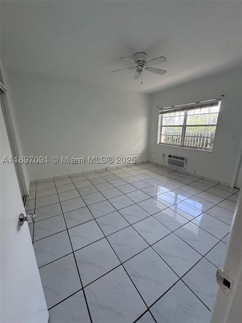 1 bedroom Condominium at 8040 Tatum Waterway Dr 3, Creek Club #3 Condo, Miami Beach — photo 5