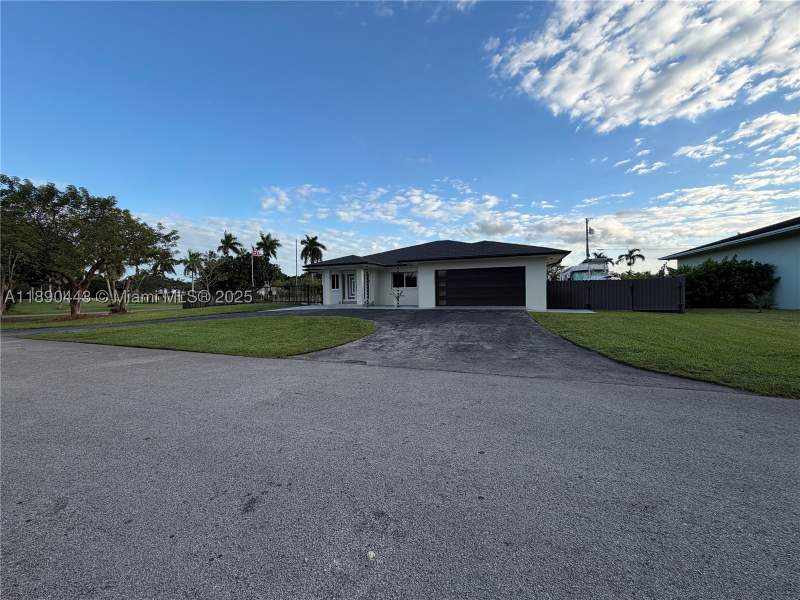 4 bedroom SingleFamilyResidence at 17404 SW 245th Ter, Country Club Ests Of Home, Homestead — photo 3