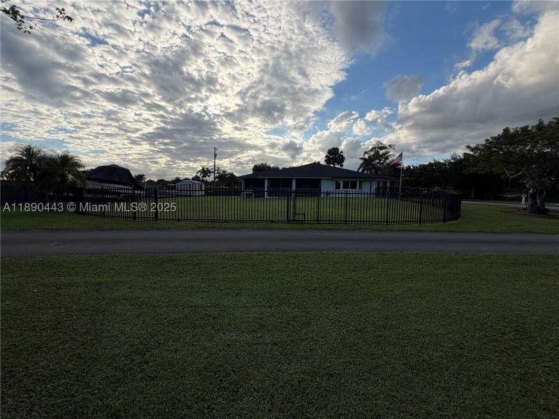4 bedroom SingleFamilyResidence at 17404 SW 245th Ter, Country Club Ests Of Home, Homestead — photo 5