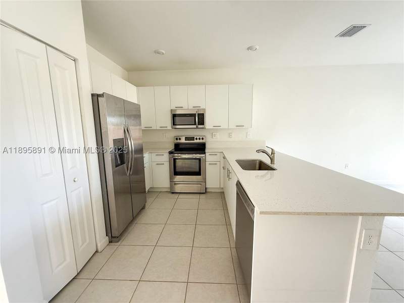 3 bedroom Townhouse at 12445 NW 23rd Ct, Golf Park Sec 1, Miami — photo 3