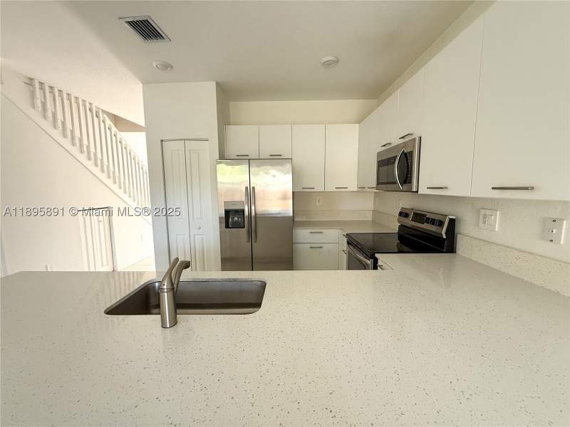 3 bedroom Townhouse at 12445 NW 23rd Ct, Golf Park Sec 1, Miami — photo 4