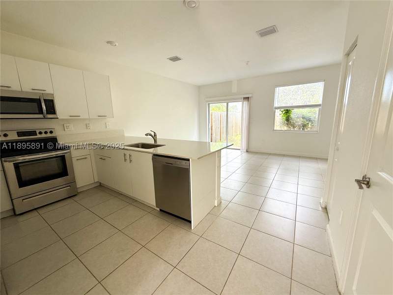 3 bedroom Townhouse at 12445 NW 23rd Ct, Golf Park Sec 1, Miami — photo 5