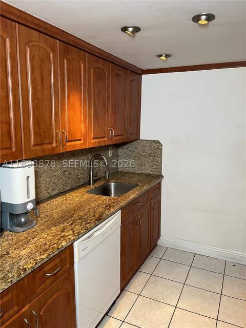 1673 Bay Rd 405, Miami Beach FL - photo 8 of 9