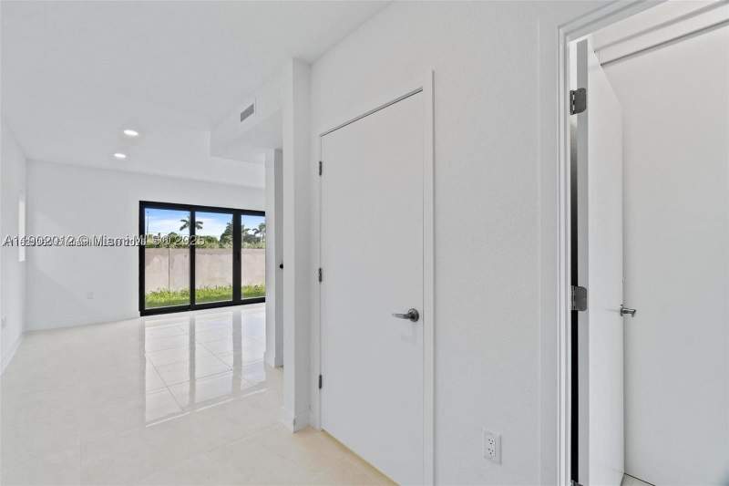 5 bedroom SingleFamilyResidence at 1119 NW 1st St, Aurora, Florida City — photo 5
