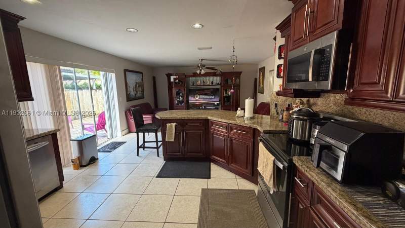 4 bedroom SingleFamilyResidence at 14713 SW 155th Pl, Oak Creek, Miami — photo 5