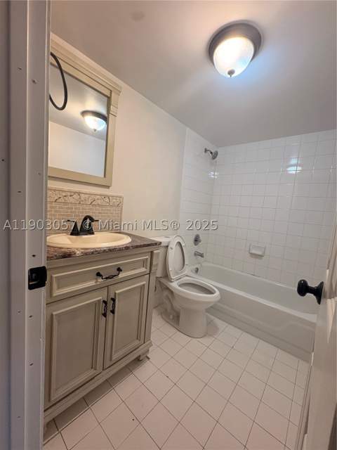 18850 NW 57th Ave 306, Hialeah FL - photo 10 of 19
