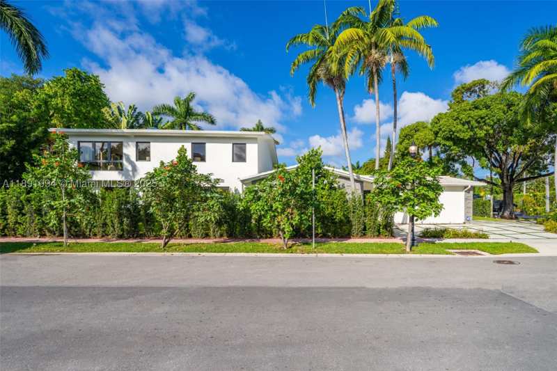 4 bedroom SingleFamilyResidence at 222 E Rivo Alto Dr, Rivo Alto Amd, Miami Beach — photo 1