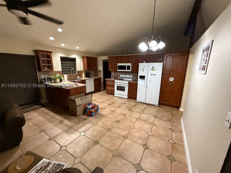 3 bedroom SingleFamilyResidence at 9422 SW 127th Ave, 2nd Addn To Calusa Club E, Miami — photo 5