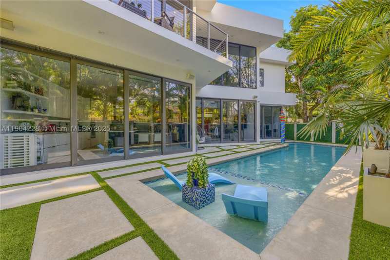 5 bedroom SingleFamilyResidence at 3764 Carmen Ct, Four-Way Lodge Estates, Miami — photo 1