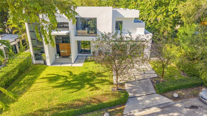 5 bedroom SingleFamilyResidence at 3764 Carmen Ct, Four-Way Lodge Estates, Miami — photo 2