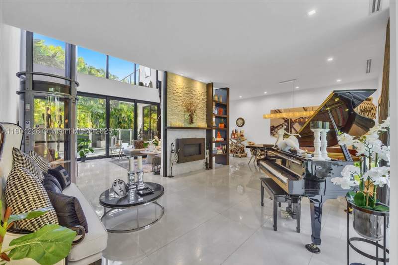 5 bedroom SingleFamilyResidence at 3764 Carmen Ct, Four-Way Lodge Estates, Miami — photo 5