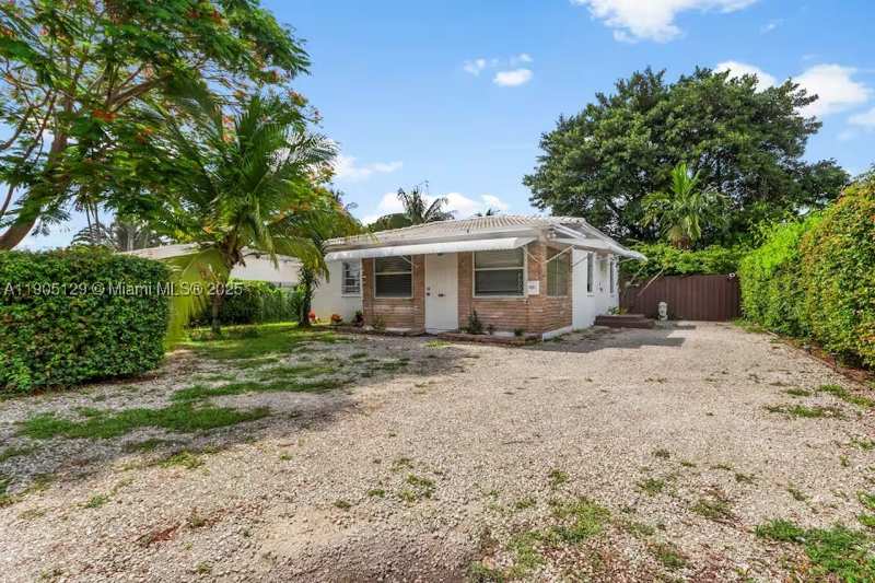 2 bedroom SingleFamilyResidence at 402 NW 102nd St, Shores Estates, Miami — photo 1