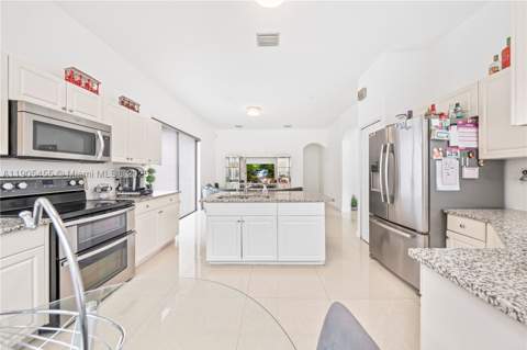 18000 NW 90th Pl, Hialeah FL - photo 11 of 41