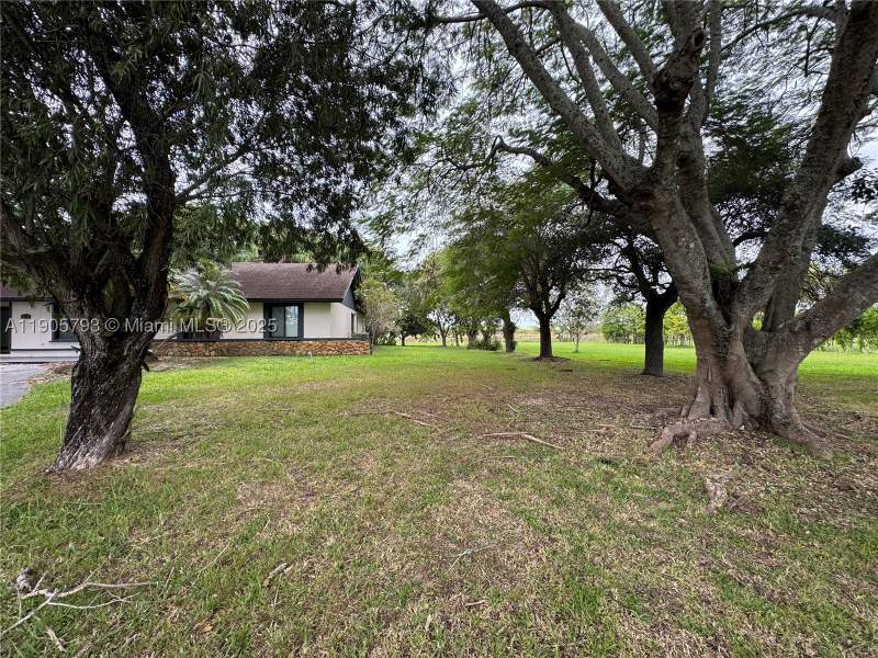4 bedroom SingleFamilyResidence at 18750 SW 207th Ave, Redlands, Miami — photo 2
