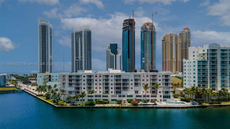 2 bedroom Condominium at 18260 N Bay Rd 420, Les Pelicans (The Pelican, Sunny Isles Beach — photo 3