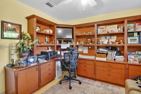 15010 Dunbarton Pl, Miami Lakes FL - photo 15 of 36