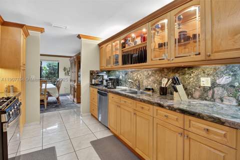 15010 Dunbarton Pl, Miami Lakes FL - photo 7 of 36