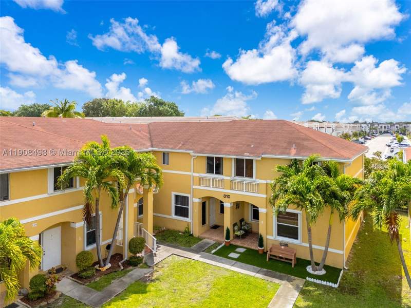 3 bedroom Townhouse at 810 NE 212th Ter 2, Sierra Ridge Condo H, Miami — photo 2