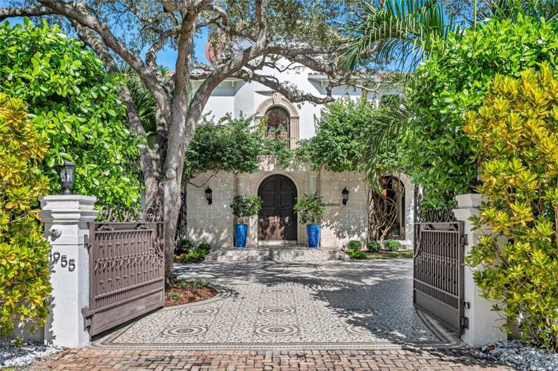 8 bedroom SingleFamilyResidence at 4955 SW 83rd Street, Duhe Estates, Miami — photo 1