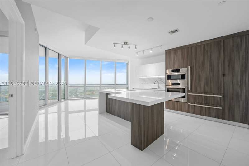 1 bedroom Condominium at 851 NE 1st Ave 4204, Paramount Miami Worldcent, Miami — photo 1