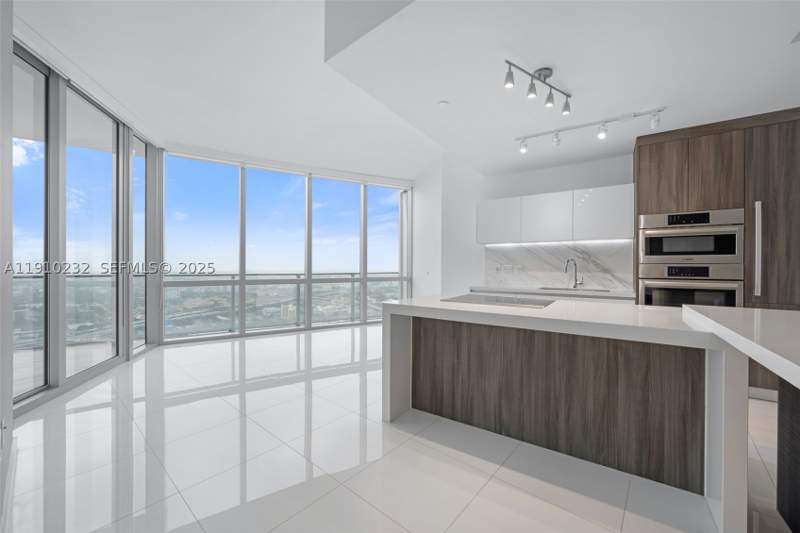 1 bedroom Condominium at 851 NE 1st Ave 4204, Paramount Miami Worldcent, Miami — photo 2