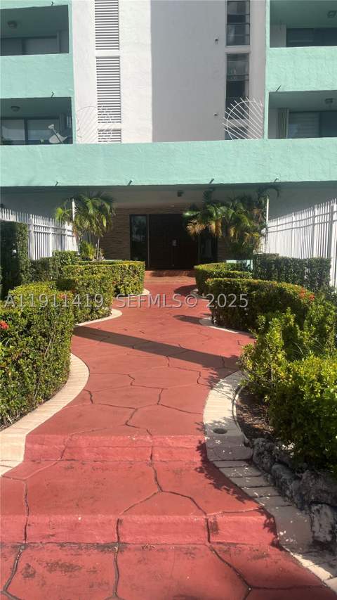 1825 W 44th Pl 309, Hialeah FL - photo 11 of 12