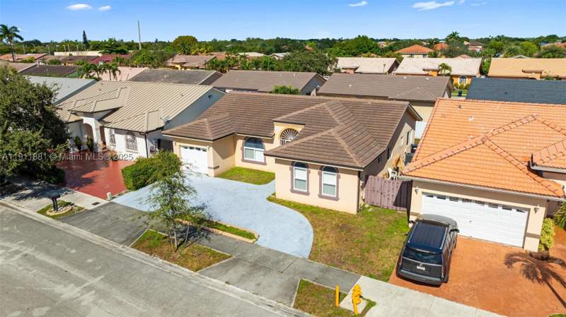 3 bedroom SingleFamilyResidence at 8761 NW 142nd St, Colorama Estates, Miami Lakes — photo 2