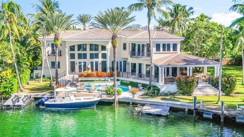 7 bedroom SingleFamilyResidence at 550 Harbor Dr, Hurricane Cove, Key Biscayne — photo 1