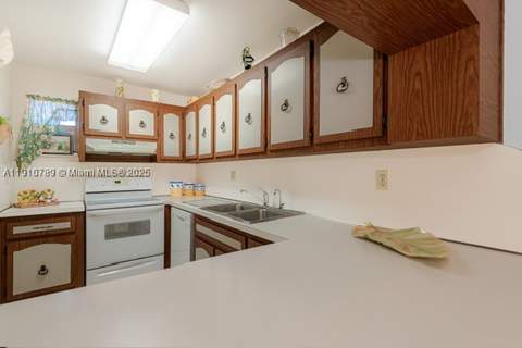 1890 W 56th St 1423, Hialeah FL - photo 20 of 27