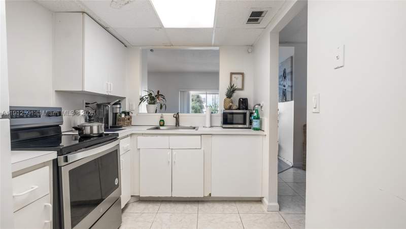 1 bedroom Condominium at 500 Bayview Dr 117, Arlen House West Condo, Sunny Isles Beach — photo 5