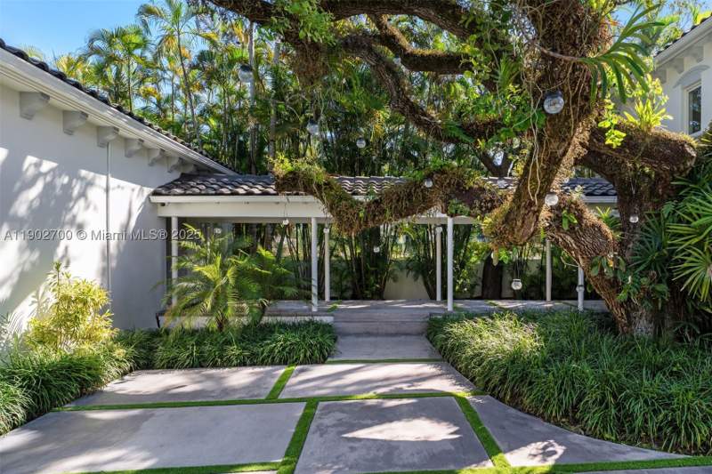 5 bedroom SingleFamilyResidence at 5770 SW 100th St, The Palm Estates, Pinecrest — photo 3