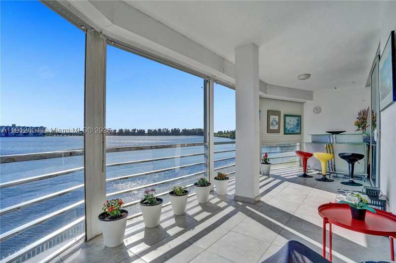 2 bedroom Condominium at 1000 NE 191st St 21, Riviera Condominium Apts, Miami — photo 1
