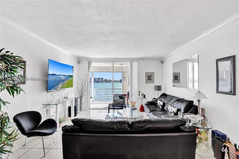 2 bedroom Condominium at 1000 NE 191st St 21, Riviera Condominium Apts, Miami — photo 4