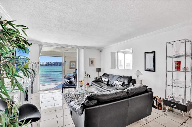 2 bedroom Condominium at 1000 NE 191st St 21, Riviera Condominium Apts, Miami — photo 5