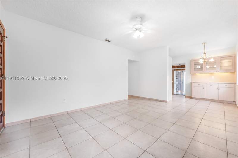 4 bedroom SingleFamilyResidence at 682 W 37th St, 2nd Rev Pl Of Industrial, Hialeah — photo 4