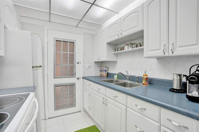 1 bedroom StockCooperative at 17001 NE 13th Avenue 104, Mar-Len, Miami — photo 5