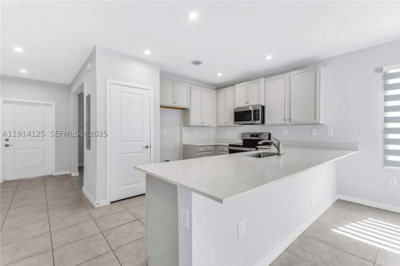 3 bedroom Townhouse at 436 NW 11th Ave, COSTA BLANCA VILLAS, Florida City — photo 4
