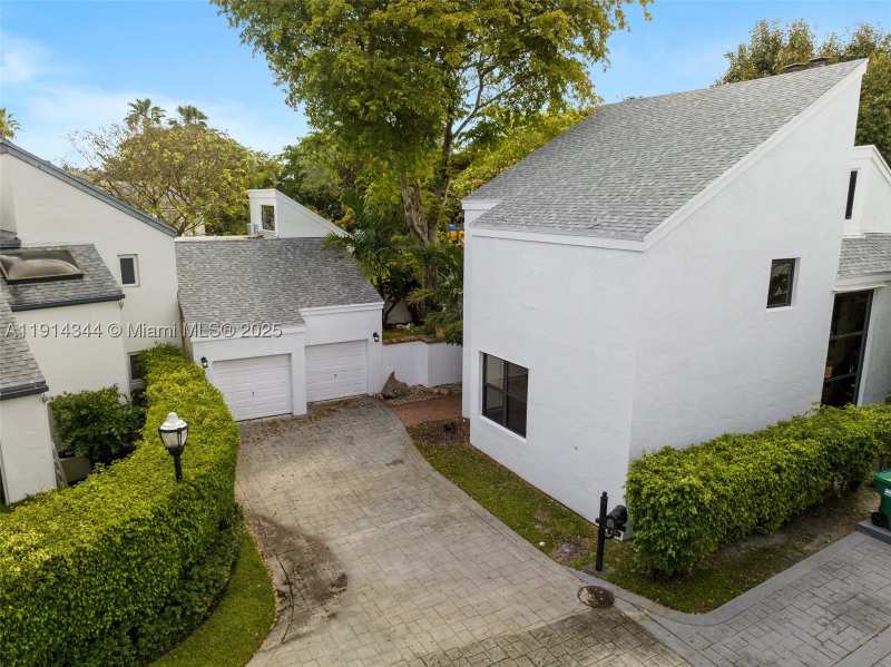 4 bedroom SingleFamilyResidence at 20215 W Oak Haven Cir, Oak Haven Sub Sec 3, Miami — photo 1