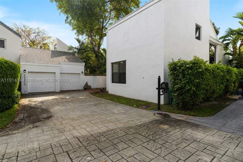 4 bedroom SingleFamilyResidence at 20215 W Oak Haven Cir, Oak Haven Sub Sec 3, Miami — photo 3