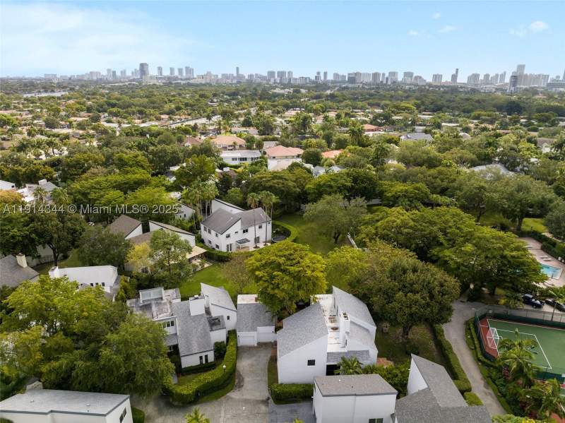4 bedroom SingleFamilyResidence at 20215 W Oak Haven Cir, Oak Haven Sub Sec 3, Miami — photo 4