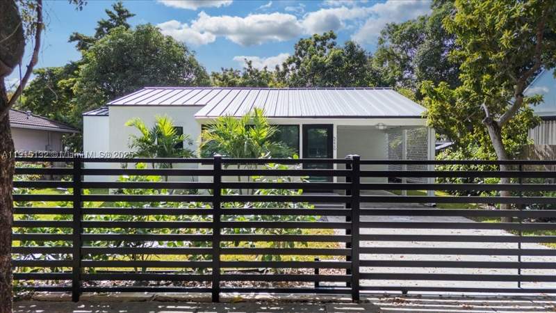 3 bedroom SingleFamilyResidence at 5220 SW 6 St, Hills Trail Grove, Miami — photo 2