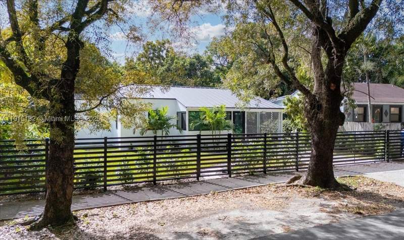 3 bedroom SingleFamilyResidence at 5220 SW 6 St, Hills Trail Grove, Miami — photo 4