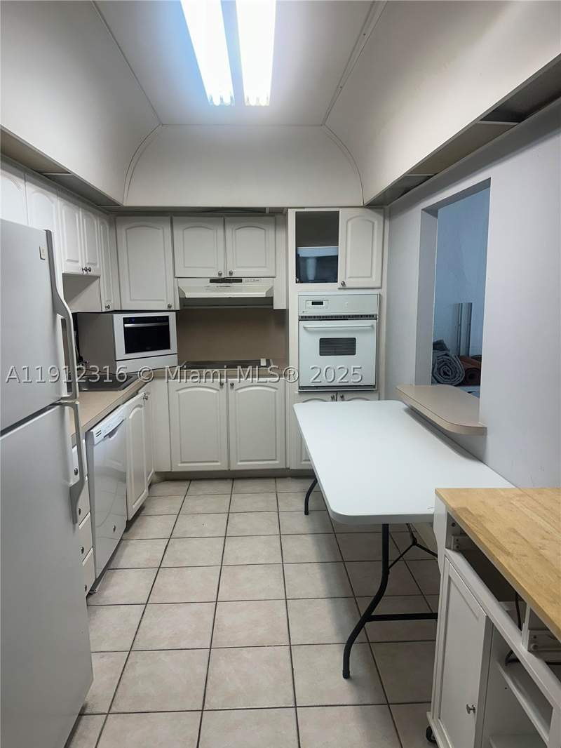 1 bedroom Condominium at 19390 Collins Ave 1019, Oceanview Building A Cond, Sunny Isles Beach — photo 3