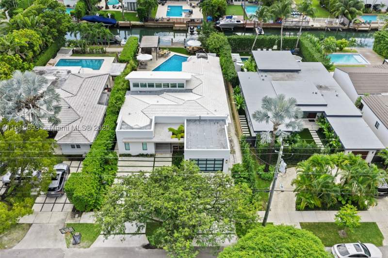 4 bedroom SingleFamilyResidence at 1792 Cleveland Rd, Biscayne Point, Miami Beach — photo 2