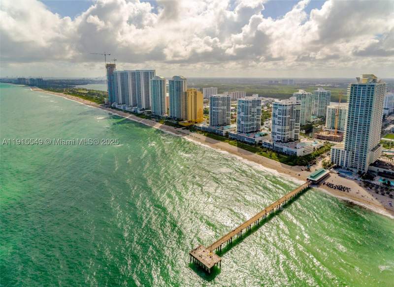 1 bedroom Condominium at 16699 Collins Ave 1105, La Perla Condo, Sunny Isles Beach — photo 2