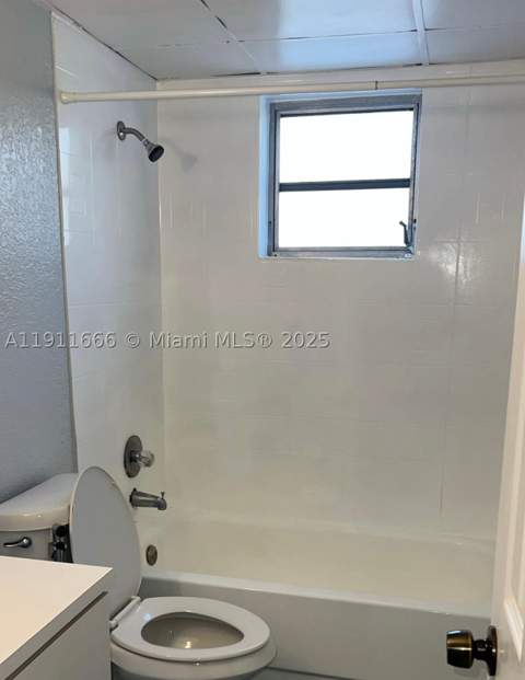 575 W 69th St 208, Hialeah FL - photo 9 of 10
