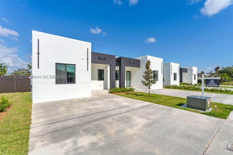 3 bedroom Townhouse at 12389 SW 220 St, Oak Shire Homes, Miami — photo 2