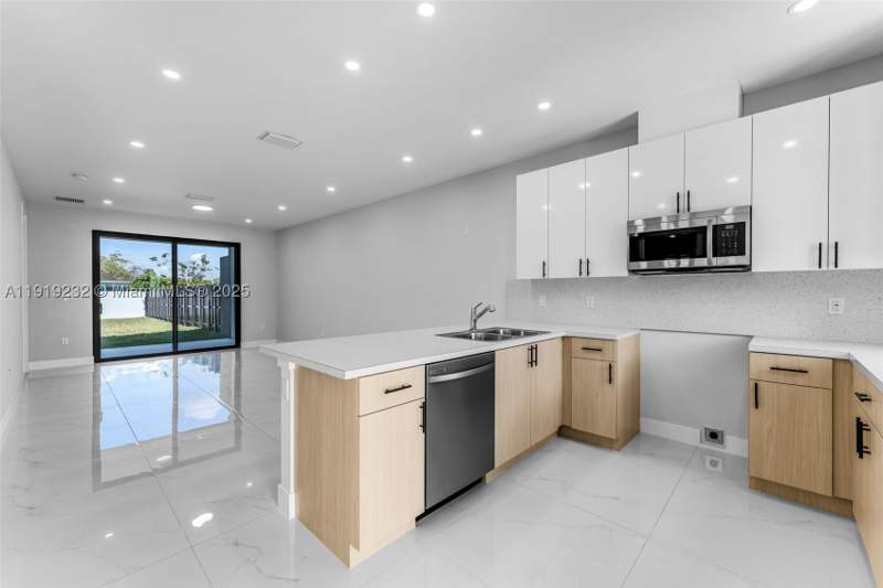 3 bedroom Townhouse at 12389 SW 220 St, Oak Shire Homes, Miami — photo 3