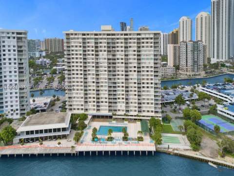 300 Bayview Dr 308, Sunny Isles Beach FL - photo 19 of 63